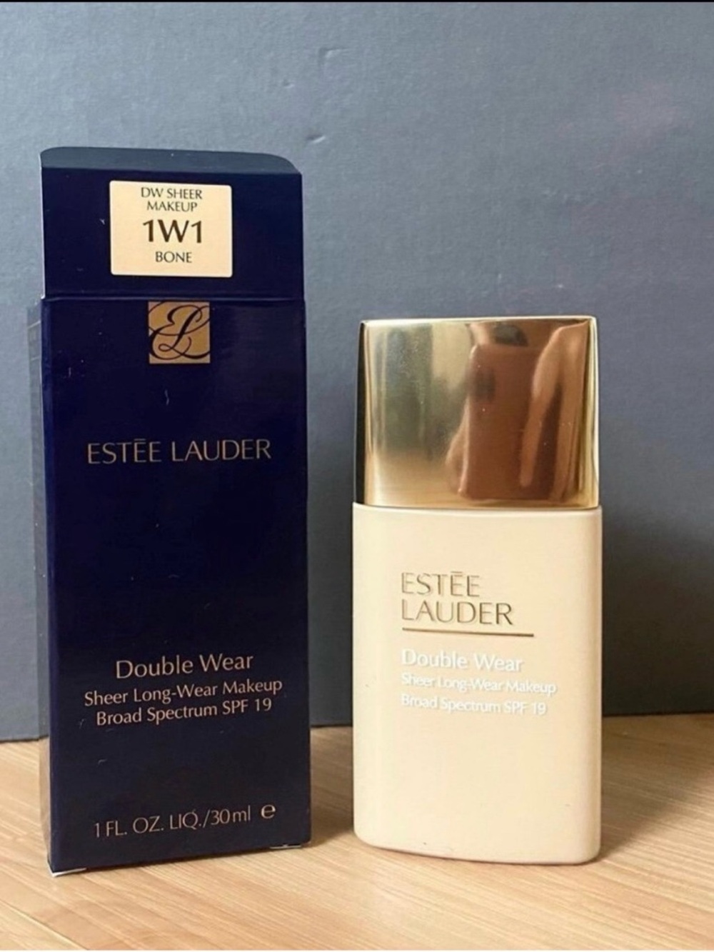 Estée Lauder Double Wear
Sheer Long-Wear Makeup SPF
19 #1W1 Bone 30ML/1.OZ
